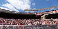 Estádio Monumental já está lotado para a partida que estava marcada para as 18h (de Brasília)  Foto: Marcos Brindicci / Reuters