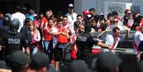 Polícia argentina entrou em confronto com a torcida do River Plate (Foto: Divulgação/Twitter)  Foto: LANCE!