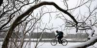 Ciclista passa por local tomado pela neve em Ottawa, no Canad&aacute; 20/11/2018 REUTERS/Chris Wattie  Foto: Reuters