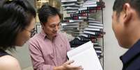 Cientista He Jiankui mostra livro sobre genoma humano em Shenzhen, na China 04/08/2016  REUTERS/Stringer  Foto: Reuters