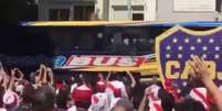 Torcedores do River atacaram ônibus do Boca perto do Estádio Monumental de Núñez (Frame: Reprodução/internet)  Foto: Lance!