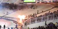 Explosão de coquetel molotov na torcida do Ajax  Foto: Reprodução