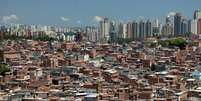 Cidade de contrastes: favela Paraisópolis, no bairro do Morumbi, com prédios ao fundo  Foto: DW / Deutsche Welle