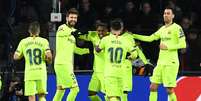 Jogadores do Barcelona comemoram gol contra o PSV  Foto: Toussaint Kluiters / Reuters