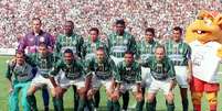 Os jogadores do Palmeiras em pé (da esquerda para a direita): o goleiro Velloso, o colombiano Rincón, Júnior, Cléber, Wagner e Cafu - Agachados: Luizão, Viola, Galeano, Djalminha e Leandro, antes da partida contra o Santos FC, válida pelo Campeonato Paulista de 1997.  Foto: ACERVO/Gazeta Press