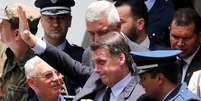 Presidente eleito, Jair Bolsonaro, acena ao participar de formatura militar em Guaratinguetá (SP)
30/11/2018
REUTERS/Paulo Whitaker  Foto: Paulo Whitaker / Reuters