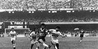 Sócrates abre o placar do primeiro jogo da decisão do paulista de 1983  Foto: Domicio Pinheiro / Estadão