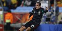 Cuauhtémoc Blanco cobra falta pela seleção mexicana na Copa de 2010, em jogo contra a dona da casa, África do Sul  Foto: John Sibley / Reuters