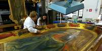 Restauradores trabalham em uma obra de Botticelli em Florença, na Itália  Foto: Max Rossi / Reuters