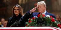 Presidente dos Estados Unidos, Donald Trump, e primeira-dama, Melania, durante vel&oacute;rio do ex-presidente George H.W. Bush no Capit&oacute;lio em Washington 03/12/2018 Shawn Thew/Pool via REUTERS   Foto: Reuters
