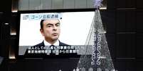 Um monitor de rua mostrando uma reportagem sobre a prisão do presidente da Nissan Carlos Ghosn é visto ao lado da iluminação de Natal em Tóquio. 21/11/ 2018.  REUTERS/Toru Hanai   Foto: Reuters