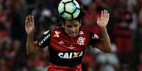 O volante William Arão disputa partida pelo Flamengo  Foto: Marcello Dias / Futura Press