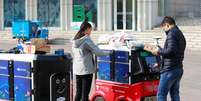 Pessoas retiram encomendas de robô de entregas autônomo da JD.com em Tianjin, China
12/11/2018 REUTERS/Stringer  Foto: Reuters