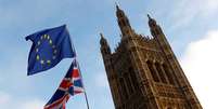 Bandeiras da UE e do Reino Unido na frente do Pal&aacute;cio de Westminster, em Londres
20/12/2017
REUTERS/Peter Nicholls   Foto: Reuters