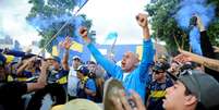 Torcedores do Boca Juniors cantam no embarque do time à Espanha para a disputa da final da Copa Libertadores (Buenos Aires, Argentina, em 4 de dezembro de 2018)  Foto: Stringer / Reuters