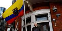 Assange na embaixada do Equador em Londres  Foto: Peter Nicholls / Reuters