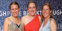 Anne (esquerda), Janet (centro) e Susan Wojcicki (direita) são bem-sucedidas em suas carreiras. Anne é dona de uma empresa bilionária de DNA que oferece um serviço que virou febre em vários lugares do mundo  Foto: Getty Images / BBC News Brasil