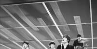 Inglaterra, Londres. 01/01/1960. Os músicos integrantes do grupo The Beatles (e/d): Paul McCartney, George Harrison, John Lennon, e Ringo Starr, se apresentam em programa televisivo na Inglaterra.  Foto: Foto de arquivo/ ASSOCIATED PRESS/ Estadão Conteúdo / Estadão