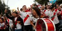 Torcedores do River Plate cantam nos arredores do Santiago Bernabéu, em Madri  Foto: Susana Vera TPX IMAGES OF THE DAY / Reuters