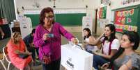 Peruana vota durante referendo sobre reformas políticas e judiciais em Lima 09/12/2018 REUTERS/Mariana Bazo  Foto: Reuters