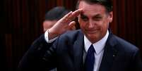 Presidente eleito Jair Bolsonaro bate continência ao entrar no Tribunal Superior Eleitoral  Foto: Adriano Machado / Reuters