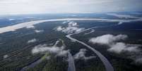Vista aérea de mata e rios amazônicos  Foto: Bruno Kelly / Reuters