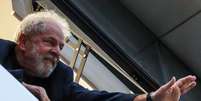 O ex-presidente Luiz Inácio Lula da Silva na janela da sede do Sindicato dos Metalúrgicos do ABC, em São Bernardo, antes de ser preso  Foto: Amanda Perobelli / Estadão Conteúdo