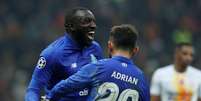 Marega e Lopez comemoram gol do Porto  Foto: Osman Orsal / Reuters