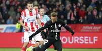 Neymar marca um dos gols da vit&oacute;ria do PSG contra a Estrela Vermelha na Liga dos Campe&otilde;es  Foto: Marko Djurica / Reuters