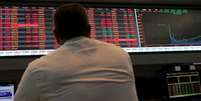 Operador monitora painel de cota&ccedil;&otilde;es da bolsa paulista. 10/09/2015. REUTERS/Paulo Whitaker.  Foto: Reuters