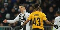 Cristiano Ronaldo e Mbabu discutem  Foto: Denis Balibouse / Reuters