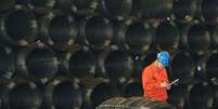 Trabalhador ao lado de cabos de aço na China
09/11/2018
REUTERS/Stringer   Foto: Reuters