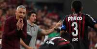 Lucho conversa com Tiago Nunes durante a partida com o Junior Barranquilla (Foto: AFP)  Foto: Lance!