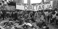Estudantes de teatro pedem eleições diretas na década de 1980, no Rio de Janeiro  Foto: Instituto Durango Duarte / reprodução / BBC News Brasil