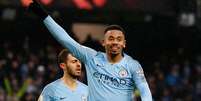 Gabriel Jesus comemora o segundo gol na partida  Foto: Jason Cairnduff / Reuters