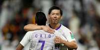 Shiotani e Caio, do Al Ain, comemoram vitória do Al Ain no Mundial de Clubes  Foto: Andrew Boyers / Reuters