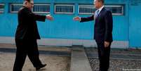 Líder norte-coreano Kim Jong-un (esq.) e presidente sul-coreano, Moon Jae-in, durante encontro na fronteira entre os dois países  Foto: DW / Deutsche Welle