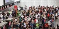 Passageiros do Aeroporto Internacional de Cumbica, na cidade de Guarulhos, enfrentam o terceiro dia de filas na área do embarque doméstico no Terminal 2 neste domingo, 16. O aeroporto tem 35% dos voos atrasados ou cancelados.  Foto: CESAR BORGES/FOTOARENA / Estadão