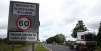 'Bem-vindo à Irlanda do Norte', diz placa na fronteira, que hoje é mantida aberta por conta do histórico acordo de entre as Irlandas  Foto: PA / BBC News Brasil