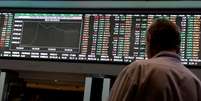 Investidor observa quadro eletr&ocirc;nico na Bovespa, em S&atilde;o Paulo 29/11/2018 REUTERS/Paulo Whitaker   Foto: Reuters