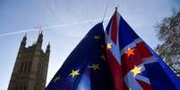 Bandeiras da UE e do Reino Unido em frente ao Parlamento britânico, em Londres 17/12/2018 REUTERS/Toby Melville  Foto: Reuters