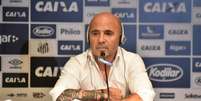 Jorge Sampaoli chega com mais quatro pessoas para comandar o Santos no pr&oacute;ximo ano (Foto: Ivan Storti/Santos)  Foto: LANCE!