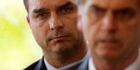Flávio Bolsonaro, filho do presidente eleito Jair Bolsonaro, atrás do pai no prédio do governo de transição em Brasília 27/11/2018 REUTERS/Adriano Machado  Foto: Reuters