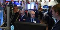Operadores trabalham na New York Stock Exchange (NYSE) em Nova York
21/12/2018
REUTERS/Bryan R Smith  Foto: Reuters