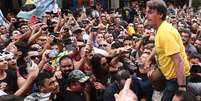 Misturado à multidão, Adélio Bispo de Oliveira  tenta se aproximar de Jair Bolsonaro  Foto: Fabio Motta / Estadão