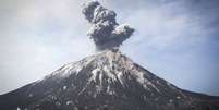 O vulcão Anak Krakatau tem ficado em atividade por anos  Foto: EPA / BBC News Brasil