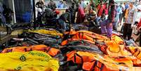 Corpos de v&iacute;timas do Tsunami s&atilde;o recolhidos na Indon&eacute;sia  Foto: Antara Foto/Asep Fathulrahman / via Reuters