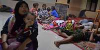 Alguns moradores da região de Pandeglang correram para a mesquita local após o tsunami  Foto: Reuters / BBC News Brasil