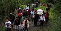 Familiares e amigos carregam caix&atilde;o de Jakelin Caal, menina de 7 anos da Guatemala que morreu sob cust&oacute;dia dos Estados Unidos 25/12/2018 REUTERS/Carlos Barria   Foto: Reuters