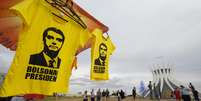 Ambulante vende camisetas com a imagem do presidente eleito, Jair Messias Bolsonaro (PSL), em Brasília  Foto: Dida Sampaio / Estadão